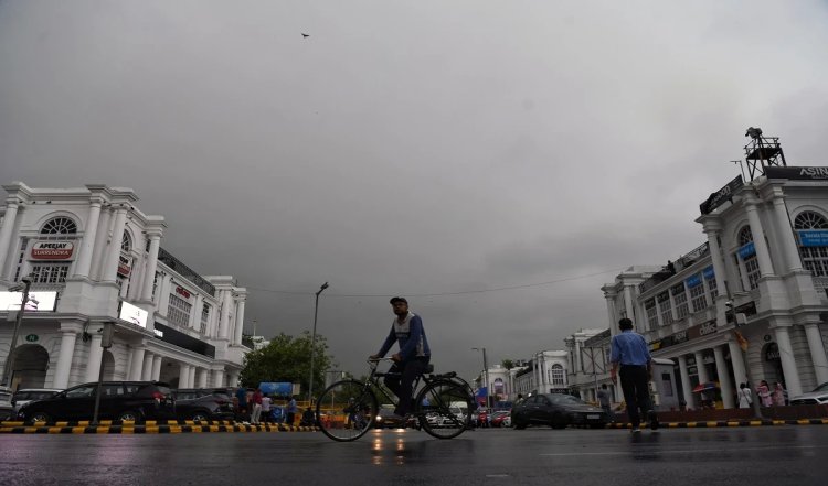 Delhi में हल्की बारिश के आसार, बादल छाए रहने का अनुमान