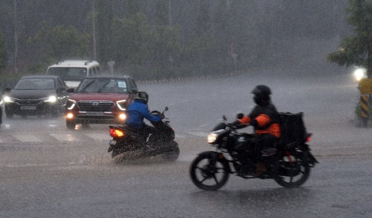 Rain Update: कर्नाटक में रेड अलर्ट; केरल में आज भारी बारिश के कारण स्कूल बंद