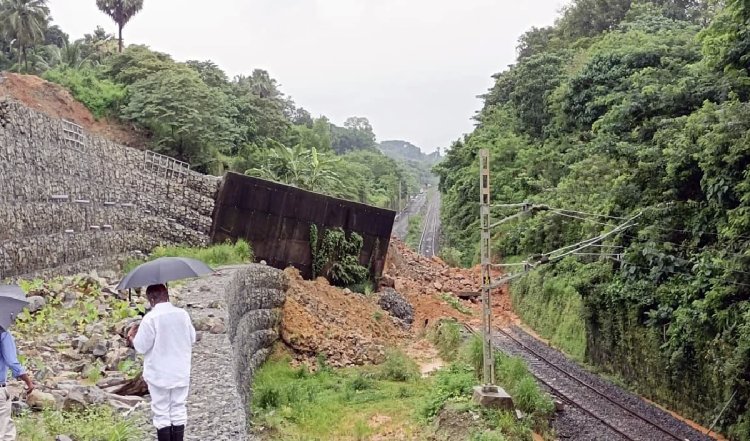 Karnataka के National Highway पर कई जगह भूस्खलन के बाद यातायात बाधित, बेंगलुरू के वाहनों का मार्ग बदला गया