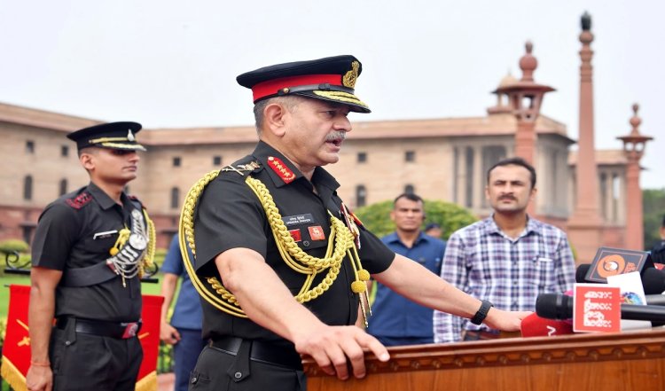आतंकी घटनाओं के बीच सेना प्रमुख जनरल उपेन्द्र द्विवेदी जम्मू कश्मीर दौरे पर, सुरक्षा स्थिति का लेंगे जायजा