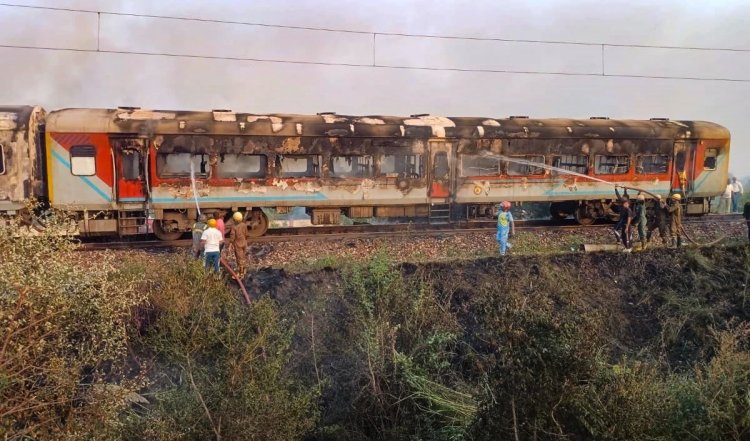 ट्रेन के डिब्बे में आग बुझाने वाला केमिकल फैल जाने से धुआं उठने पर यात्रियों के बीच मची अफरा-तफरी