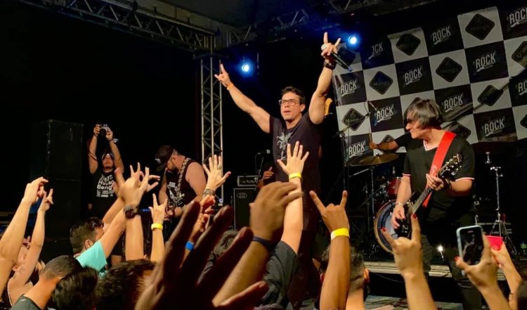 Brazilian Rock के दौरान ब्राजील के रॉक सिंगर Ayres Sasaki की करंट लगने से मौत