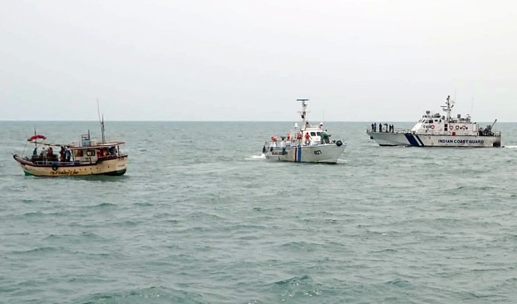 Sri Lankan Navy ने अवैध मछली पकड़ने के आरोप में नौ भारतीय मछुआरों को गिरफ्तार किया, दो पावरबोट जब्त की