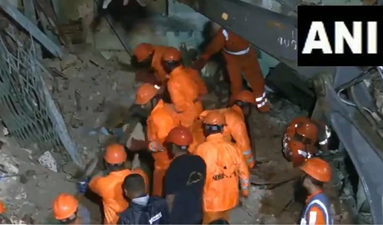Dwarka Building Collapse: गुजरात के द्वारका में भारी बारिश के बीच तीन मंजिला इमारत ढही, तीन लोगों की मौत, पांच को बचाया गया