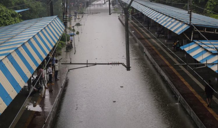 Mumbai में सुबह लोकल ट्रेन सेवाएं बाधित रहीं, यात्रियों को हुई परेशानी