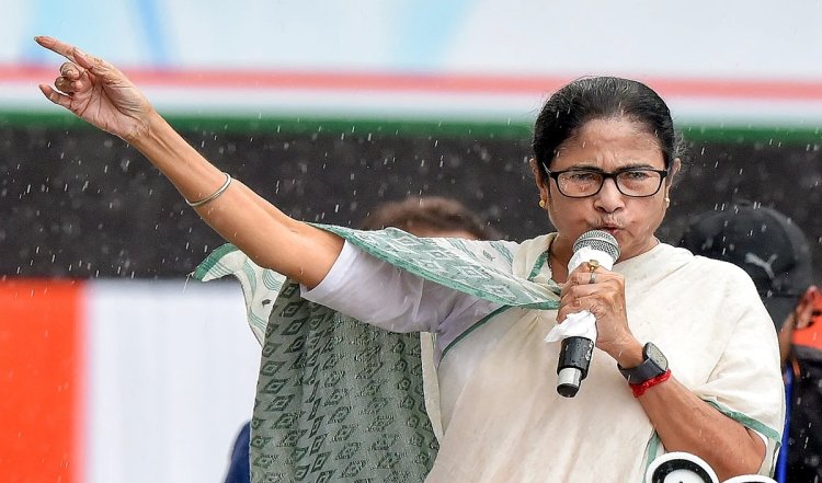 Mamata Banerjee के कार्यक्रम में बड़ा हादसा, ऑडिटोरियम का गिरा गेट, कई घायल