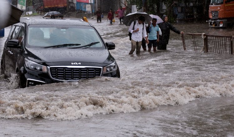 Maharashtra Rain | मुंबई में वाहनों की आवाजाही प्रभावित, पुणे में बिजली का करंट लगने से 3 की मौत, अजीत पवार ने स्थिति का लिया जायजा
