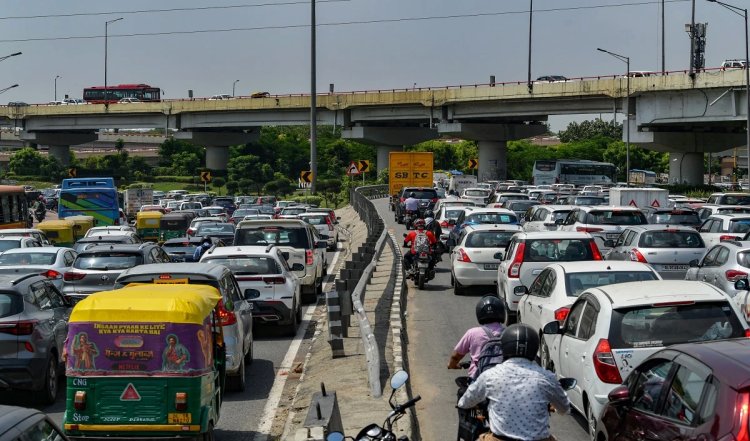 Delhi rain update| दिल्ली में भारी बारिश, पुलिस ने ट्रैफिक डायवर्जन को लेकर जारी की एडवायजरी
