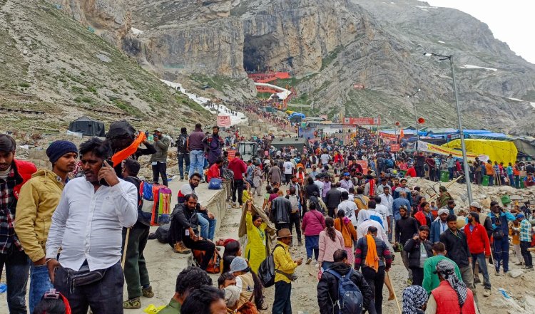 Jammu से 1,700 से अधिक श्रद्धालु अमरनाथ गुफा मंदिर के लिए रवाना