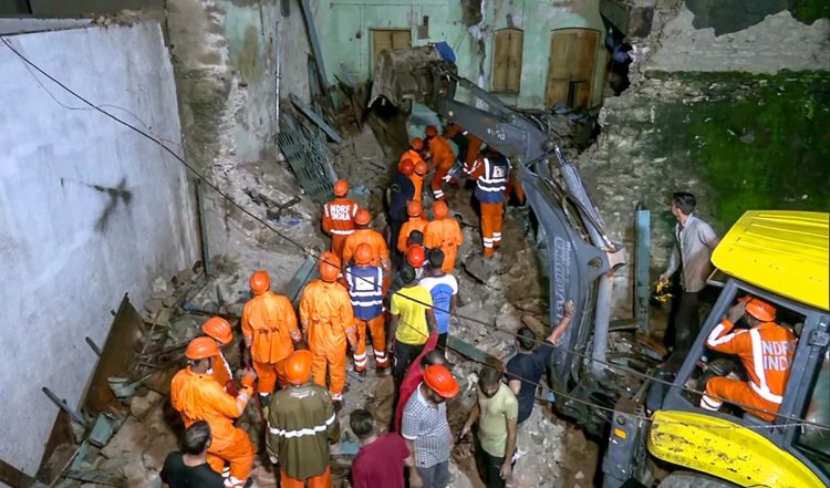 Maharashtra: नवी मुंबई के शाहबाज गांव में तीन मंजिला इमारत ढह गई, कई लोगों के फंसे होने की आशंका