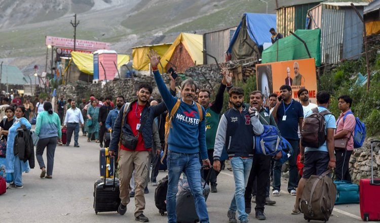 Jammu आधार शिविर से 1,800 से अधिक तीर्थयात्री अमरनाथ गुफा मंदिर के लिए रवाना हुए