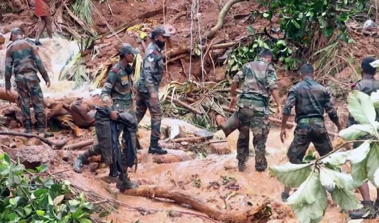 Kerala Landslide: केरल के वायनाड में भूस्खलन, सैंकड़ों लोग दबे, IAF ने शुरू किया रेस्क्यू ऑपरेशन