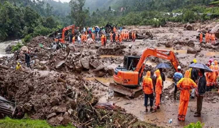 Wayanad Landslide Death Toll | वायनाड में भूस्खलन से मरने वालों की संख्या 156 तक पहुंची, युद्धस्तर पर चल रहा है बचाव अभियान