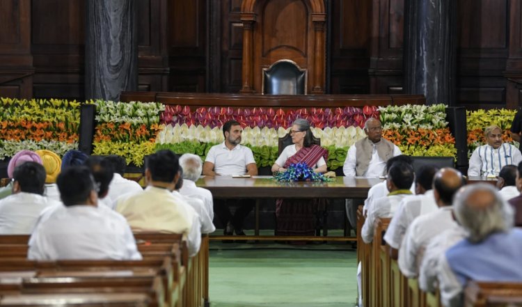 कांग्रेस की बैठक में बोलीं सोनिया गांधी, माहौल हमारे पक्ष में, इसे बरकरार रखने की जरूरत