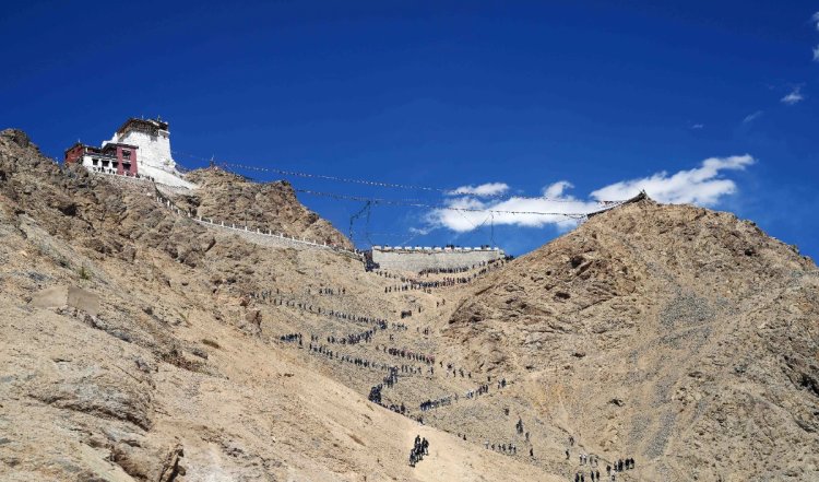 Leh Flights Cancelled Due To High Heat | लेह में भीषण गर्मी के कारण उड़ानें रद्द, अत्यधिक तापमान का उड़ानों पर क्या असर पड़ता है?