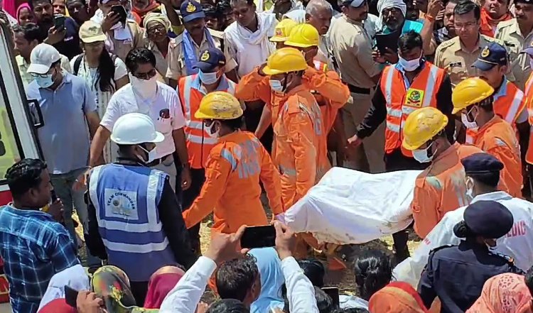 मप्र के मुख्यमंत्री ने बोरवेल में गिरने से बच्ची की मौत मामले में दो अधिकारियों को निलंबित किया