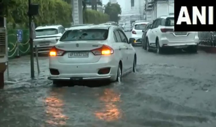 UP: विधानसभा परिसर में घुसा पानी, वैकल्पिक मार्ग से बाहर लिकले योगी, शिवपाल ने ली चुटकी