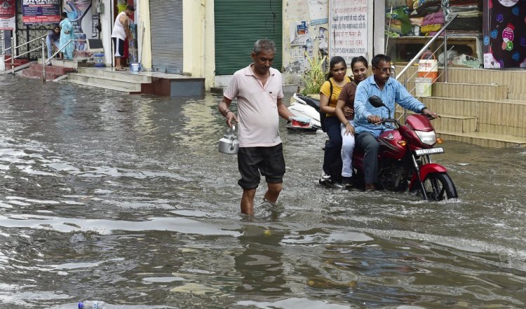 Heavy Rain Delhi-NCR | दिल्ली-एनसीआर में भारी बारिश से 7 लोगों की मौत,अलर्ट जारी होने के बाद स्कूल बंद, सड़कें हुई जलमग्न