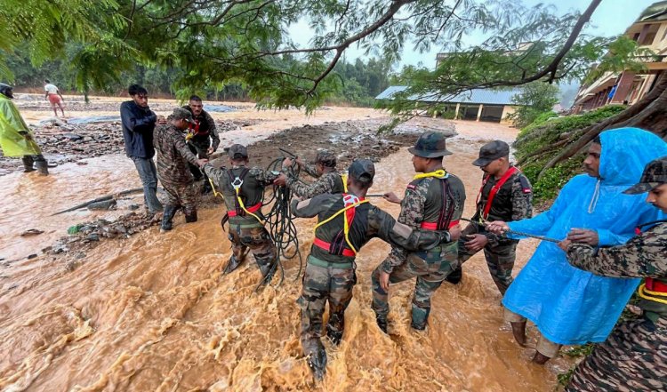 Wayanad Landslides: मलवे में अपनों को खोज रहा परिवार! वायनाड भूस्खलन में मरने वालों की संख्या 256 से हुई पार, अभी भी 200 से ज्यादा लापता