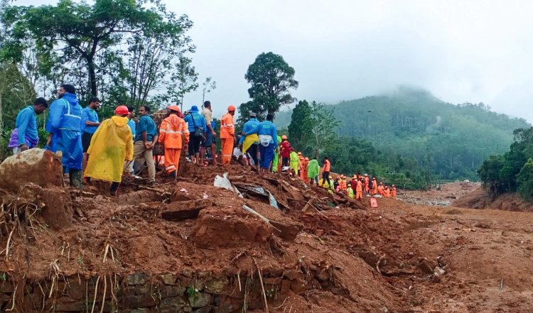 Wayanad Landslides Death Count 308 | टूटती जा रही है उम्मीदें, आंखों से सूख रहे हैं आंसू, रेस्क्यू ऑपरेशन के चौथे दिन बस मलबे से निकल रही हैं लाशें...