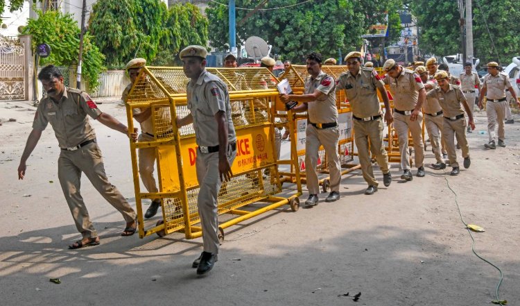 South Delhi School Bomb Threat | साउथ दिल्ली के स्कूल को जल्द से जल्द कराया गया खाली, ईमेल के ज़रिए भेजी गयी बम से उड़ाने की धमकी