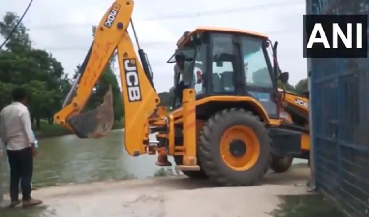Bulldozer Action On Ayodhya Rape Accused House: समाजवादी पार्टी नेता मोइद खान का घर तोड़ने पहुंचा काबुलडोजर, बुलडोजर, एक्शन में सीएम योगी