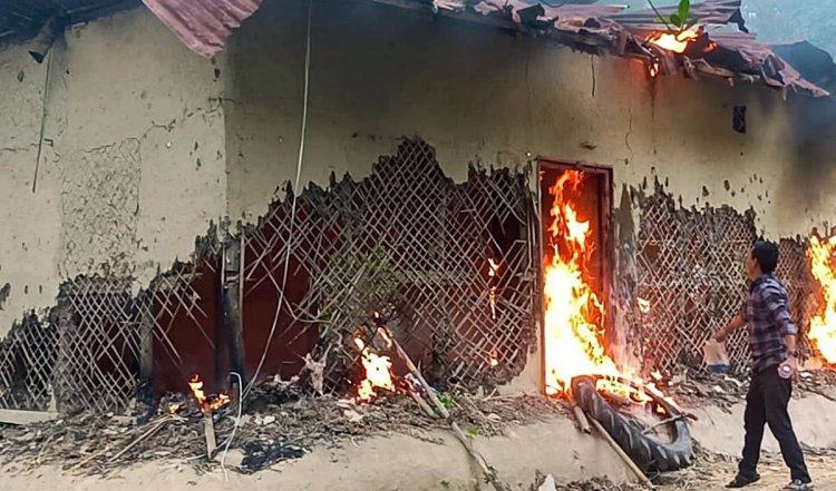 Manipur: शांति वार्ता के बीच जिरीबाम में भड़क उठी ताजा हिंसा, जला दिया गया मैतई परिवार का घर