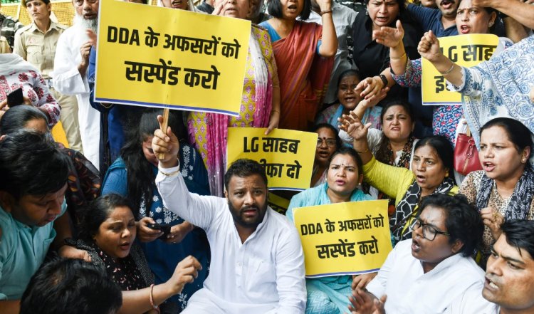 Delhi Drain Deaths: डूबने से मां और बेटे की मौत को लेकर AAP का प्रदर्शन, एलजी के मांगा इस्तीफा