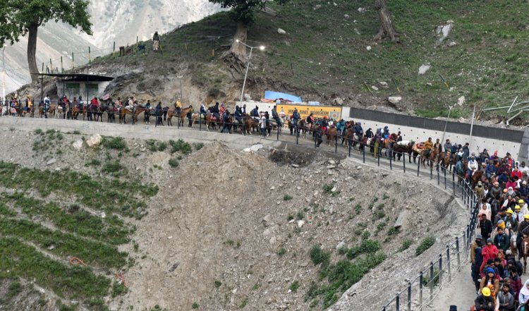 अमरनाथ गुफा मंदिर के लिए जम्मू से तीर्थयात्रियों का एक और जत्था रवाना