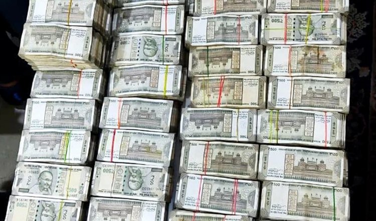 मथुरा : मंदिर को मिले दान से निकाले गये 71 लाख से अधिक रुपये सेवायत के घर से बरामद