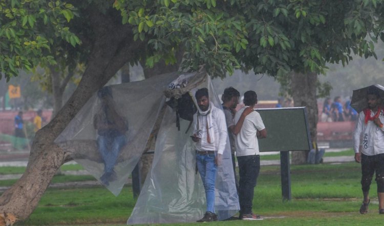 Delhi में न्यूनतम तापमान 26 डिग्री सेल्सियस, दिन में हल्की बारिश का अनुमान