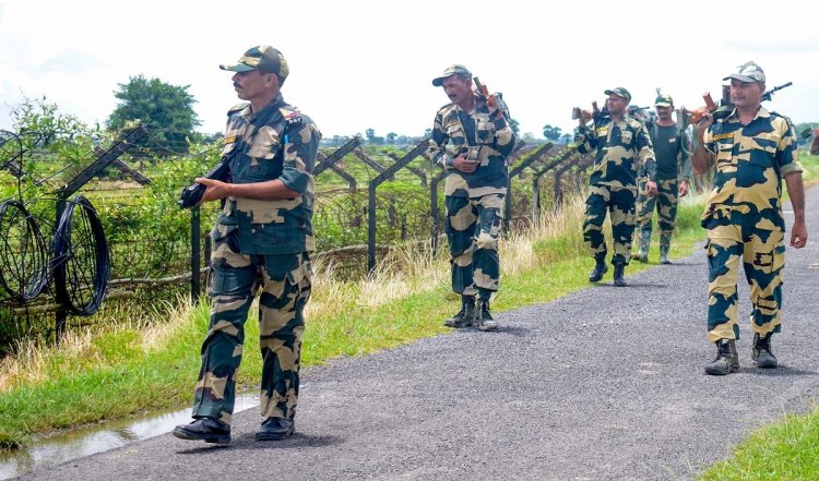 भारत-बांग्लादेश सीमा पर हाई अलर्ट, BSF जवानों की बढ़ाई गई संख्या, डीजी भी कोलकाता पहुंचे
