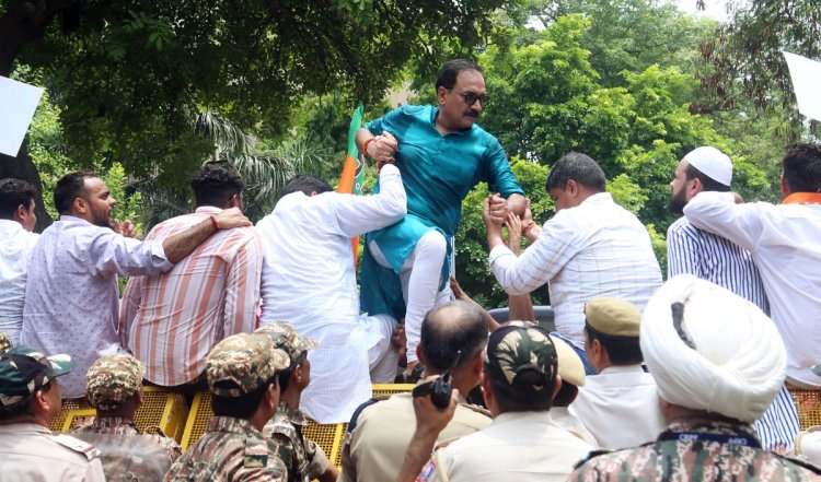 तिहाड़ जेल के बाहर BJP का विरोध प्रदर्शन, अरविंद केजरीवाल के इस्तीफे की मांग की