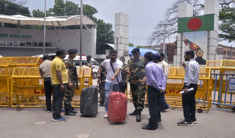 Bangladesh Protest: ढाका मिशन से लाए गए भारतीय उच्चायोग के 190 कर्मचारी, केवल राजनयिक बांग्लादेश में बचे शेष