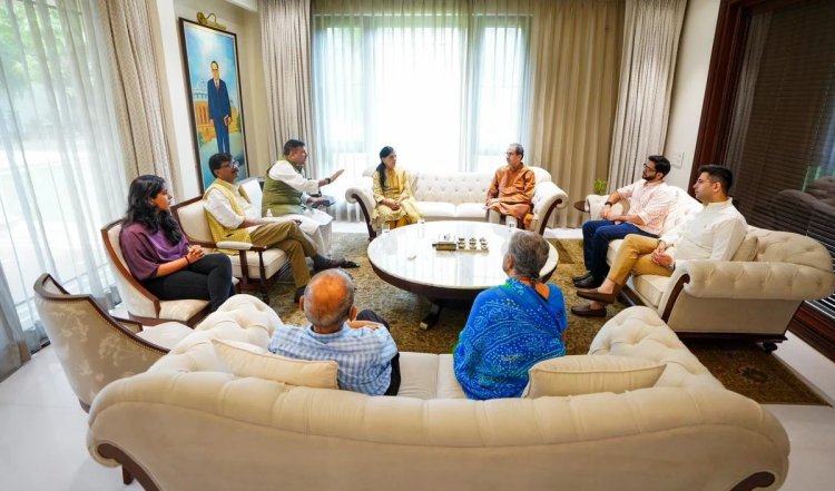जेल में बंद दिल्ली सीएम के लिए उमड़ रही हमदर्दी, बेटे आदित्य के साथ केजरीवाल की पत्नी और माता-पिता से मिले उद्धव