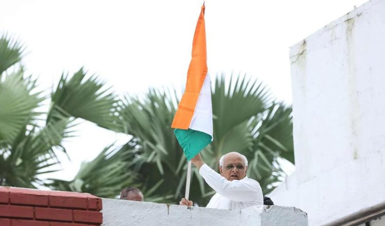 भूपेंद्र पटेल ने अपने निवास स्थान की छत पर तिरंगा फहराकर राज्य में ‘हर घर तिरंगा’ अभियान का शुभारंभ किया