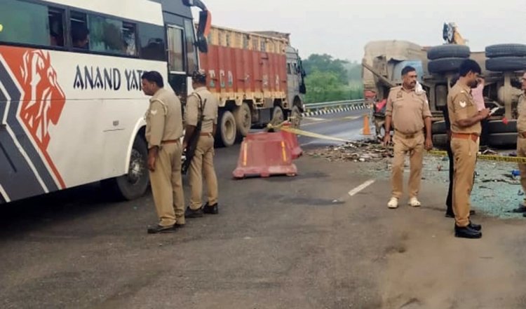Pregnant woman Accident | बेंगलुरु के पास 8 महीने की गर्भवती महिला बाइक से गिरी, ट्रक ने कुचल दिया