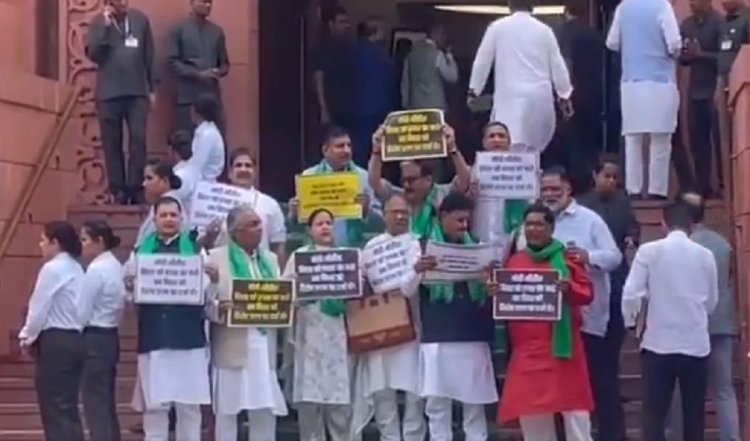 बिहार को विशेष दर्जा देने की मांग को लेकर राजद सांसदों का प्रदर्शन, मीसा भारती बोलीं- अपना वादा भूल गए पीएम
