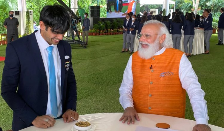 Neeraj Chopra से PM Modi ने की बात, सिल्वर मेडल जीतने पर दी बधाई, मां की खेल भावना के भी हुए मुरीद