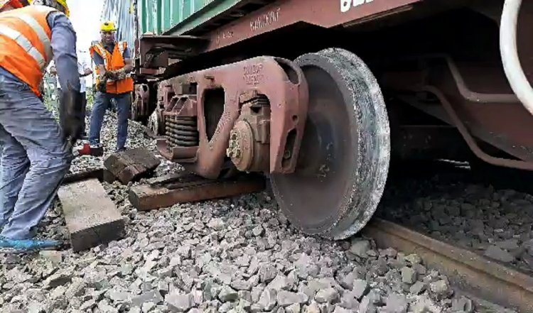 पश्चिम बंगाल में मालगाड़ी के पांच डिब्बे पटरी से उतरे, रेल यातायात बाधित