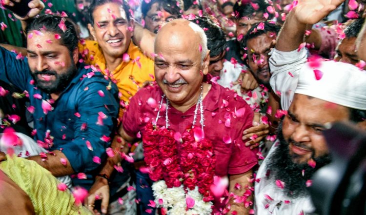 Manish Sisodia Visit Hanuman Mandir | रिहा होने के बाद मनीष सिसोदिया हनुमान मंदिर गए, कहा- 'बजरंगबली केजरीवाल पर कृपा करेंगे'