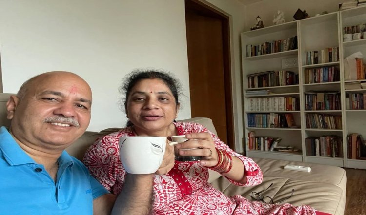 Manish Sissodia ने पत्नी के साथ चाय पीते हुए पोस्ट की तस्वीर, कहा आजादी की चाय, 17 महीने बाद