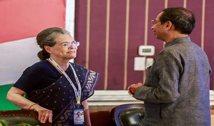 Sonia-Rahul के चरणों में झुके उद्धव, शिवसेना यूबीटी की रैली से पहले महाराष्ट्र में लगे पोस्टर पर विवाद होना तय