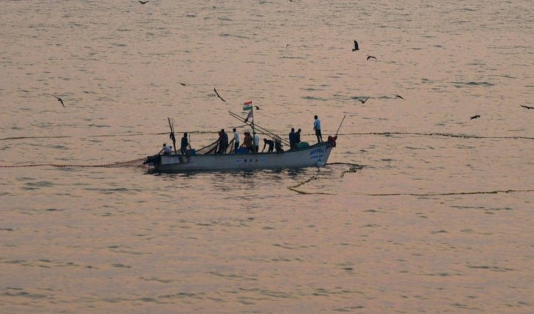 Sri Lankan Navy ने 33 भारतीय मछुआरों को गिरफ्तार किया, 4 नावों को किया जब्त