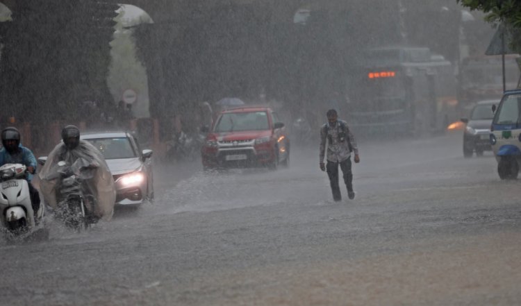 Delhi-NCR Heavy Rain | दिल्ली-एनसीआर में भारी बारिश के बीच जलभराव, दीवार गिरने से 2 लोग घायल