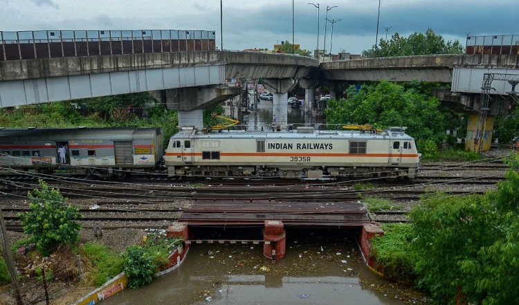 Telangana: ट्रेन की चपेट में आने से रेलवेकर्मी, उसकी दो बेटियों की मौत
