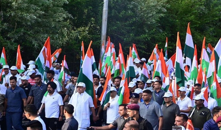 Jammu-Kashmir: तिरंगे से सराबोर हुई श्रीनगर की गलियां, PM Modi बोले- यह हर किसी को करेगा प्रेरित