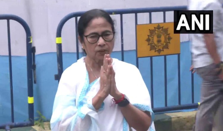 Kolkata Doctor-Rape Case: पीड़ित परिवार के घर गईं ममता, कहा- अगर रविवार तक पुलिस नहीं सुलझाती मामला तो CBI को करेंगे ट्रांसफर
