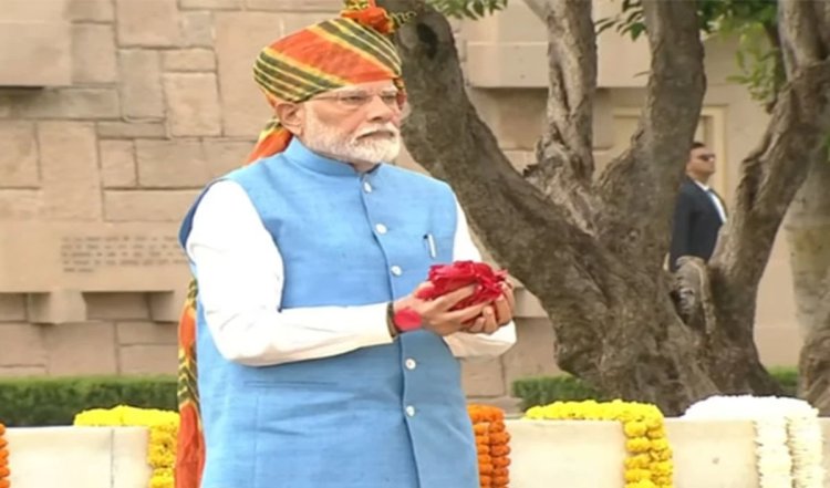 Independence Day 2024: PM Modi ने राजघाट पहुंच कर दी बापू को श्रद्धांजलि