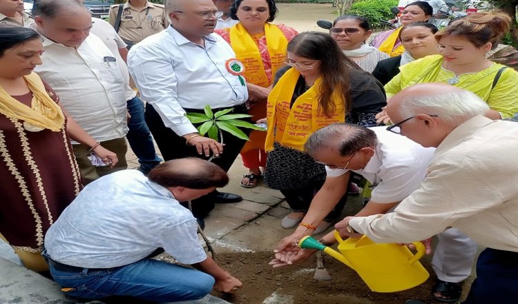 पौधे लगाने के लिए प्रेरित करने के लिए "एक वृक्ष मां के नाम" कार्यक्रम हुआ संपन्न